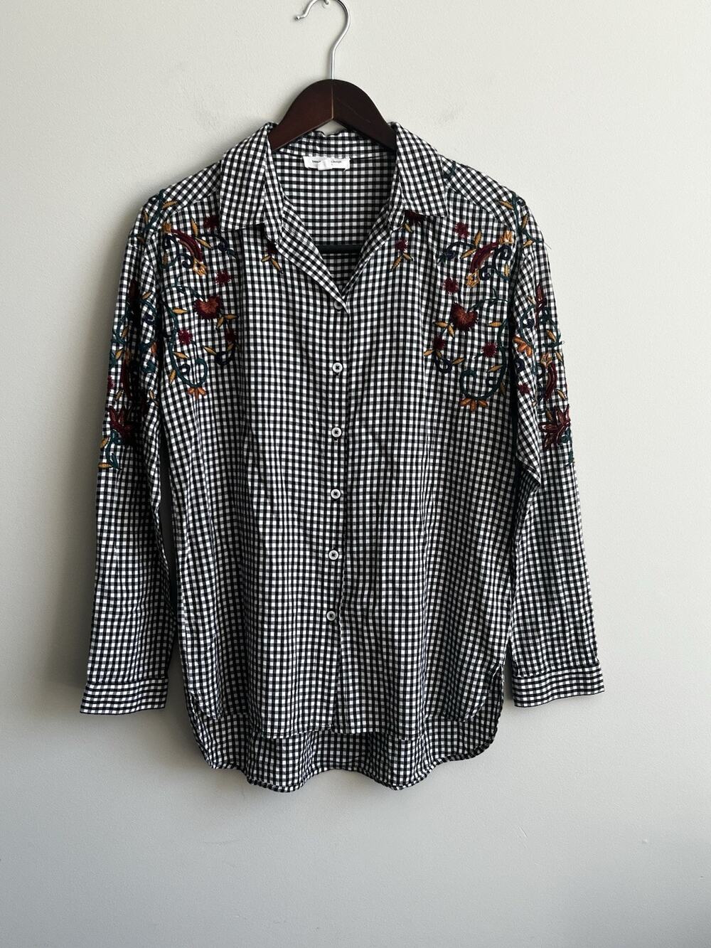 BeachLunchLounge Black and White Gingham Print Button Down Floral Embroidered M